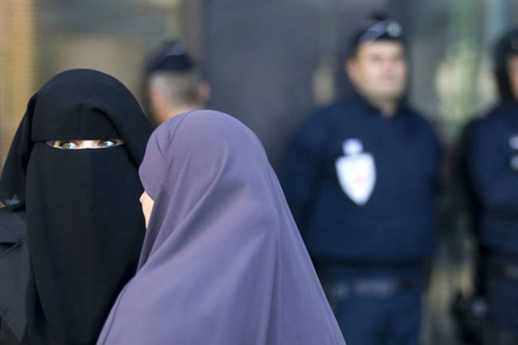 Притесненных мусульман. Мусульманки Франции. Мусульманка возле мечети. Евроислам. Штраф за ношение хиджаба.