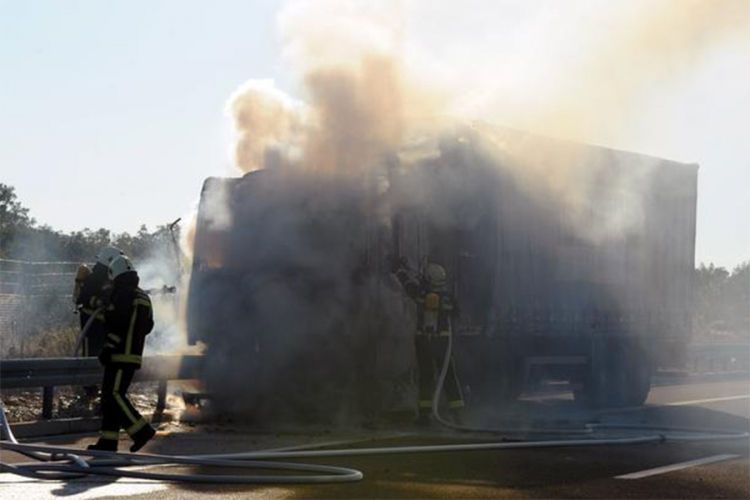 Dva kamiona oštećena u požaru u Doboju
