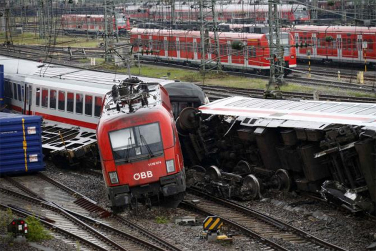 Sudar putničkog i teretnog voza, stradale najmanje dvije osobe, desetine povrijeđenih