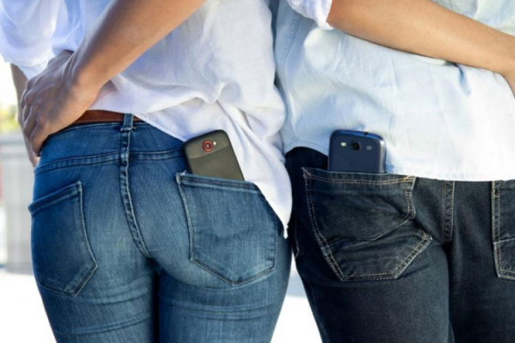 Ovo su opasnosti ako telefon nosite u džepu
