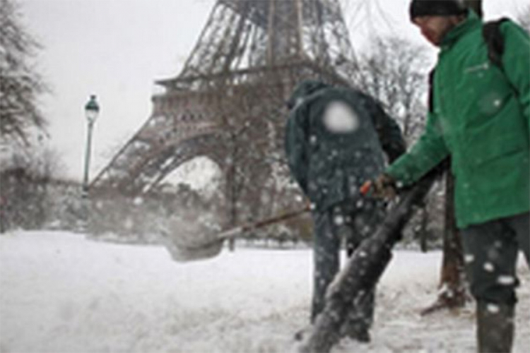 Zbog snijega u Parizu paralizovan saobraćaj