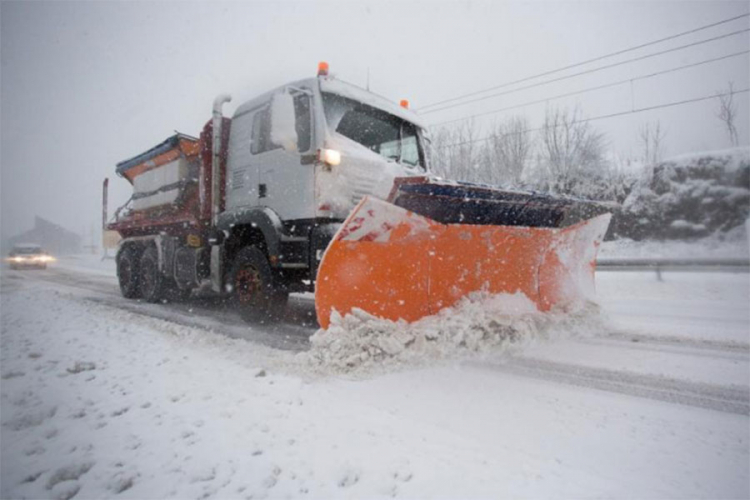 Snijeg u Hrvatskoj otežava odvijanje saobraćaja