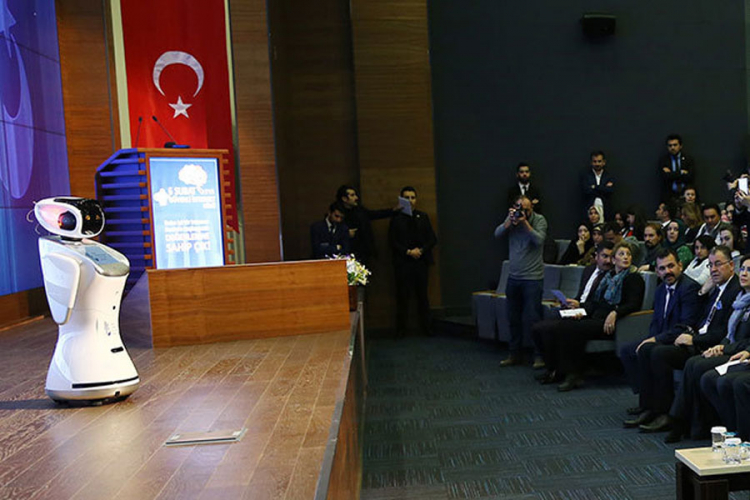 Robot upadao u riječ turskom ministru