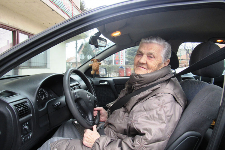 Baka uživa u automobilima, radila kao automehaničar, aktivno vozi i sa 83