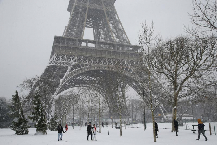 Snijeg u Parizu zatvorio Ajfelovu kulu, ali i oduševio turiste