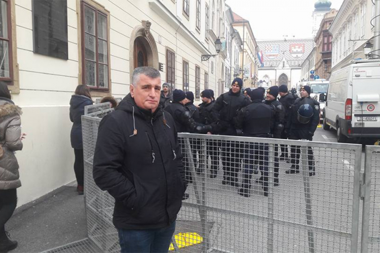 Zastupnik Bulj izazvao incident, pokušao da presretne Vučića