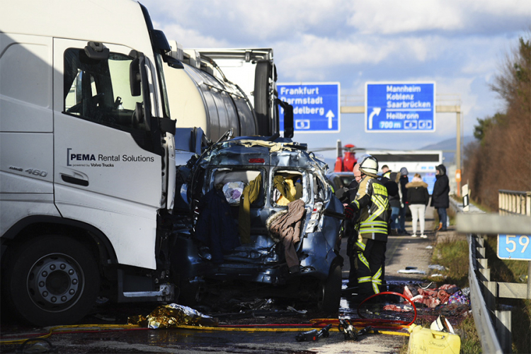Nesreća na autoputu u Njemačkoj, nekoliko žrtava