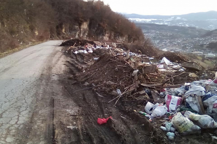 Mještani Bešnjeva spremaju peticiju: Divlju deponiju godinama trpe pored kuća