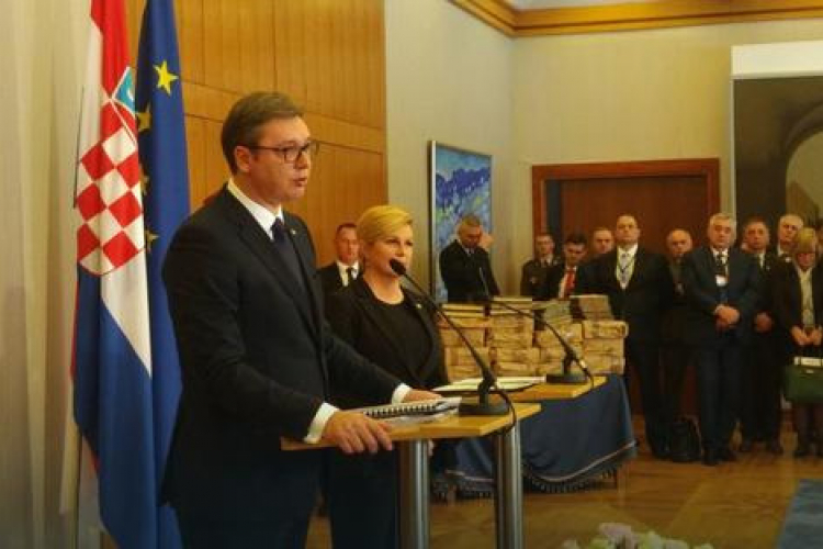 Šta je u 13 paketa koje je Vučić odnio u Zagreb?