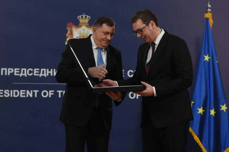 Dodik odlikovao Vučića najvišim ordenom Republike Srpske