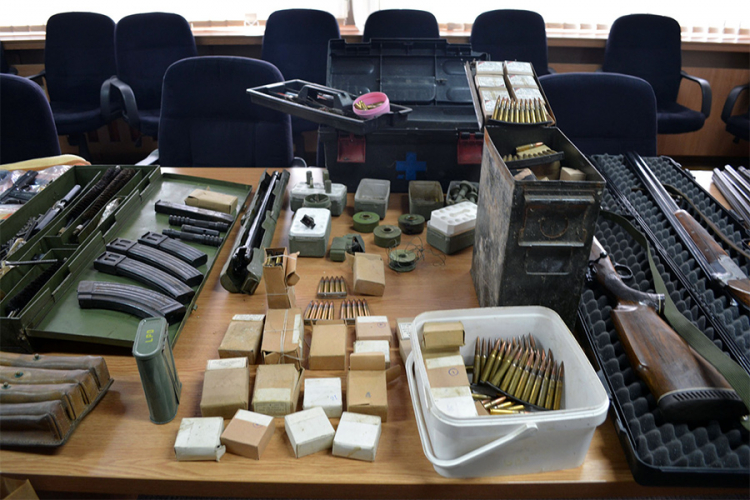 Akcija "Kurir": Pronađena veća količina naoružanja i više od 6.000 komada tableta