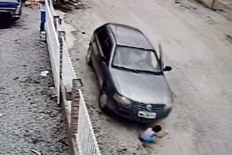 Šokantan video: Stric autom pregazio dječaka pred očima roditelja