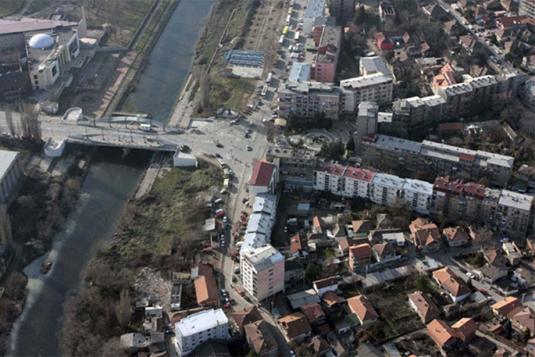 Sjeverna Mitrovica izlijepljena plakatama "10 godina okupacije Kosova i Metohije"