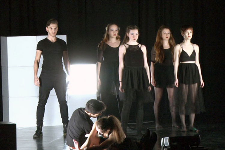 Mladi slovenački glumci u Bijeljini odigrali predstavu "Putnici"