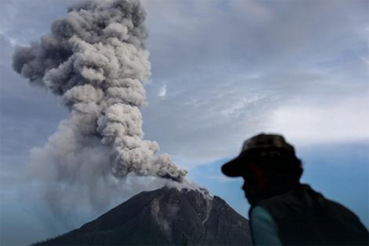 Vulkan razorio vrh planine u Indoneziji