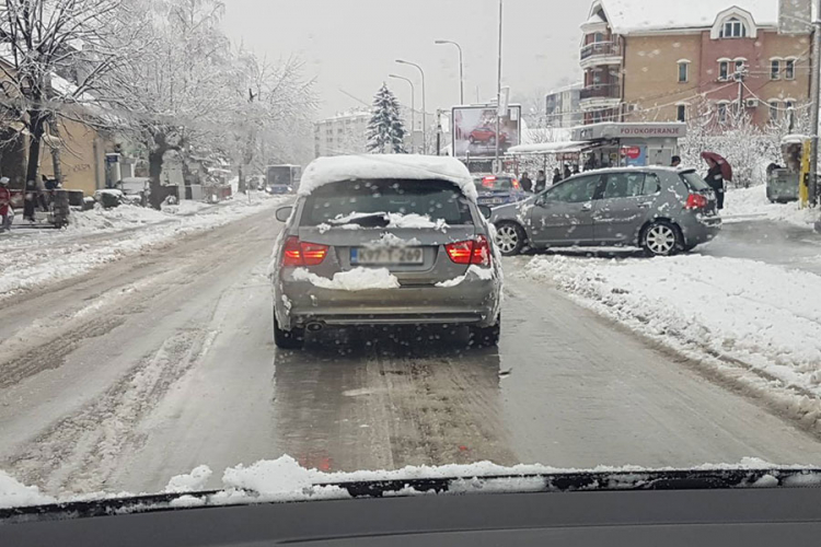 Snijeg otežava saobraćaj, ulice slabo očišćene