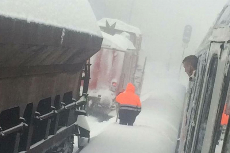 Zbog snijega i vjetra voz iz Splita 14 sati putovao do Ogulina