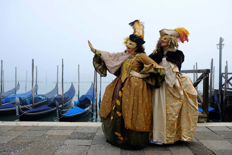 Cjelodnevni balovi pod maskama obojili ulice Italije