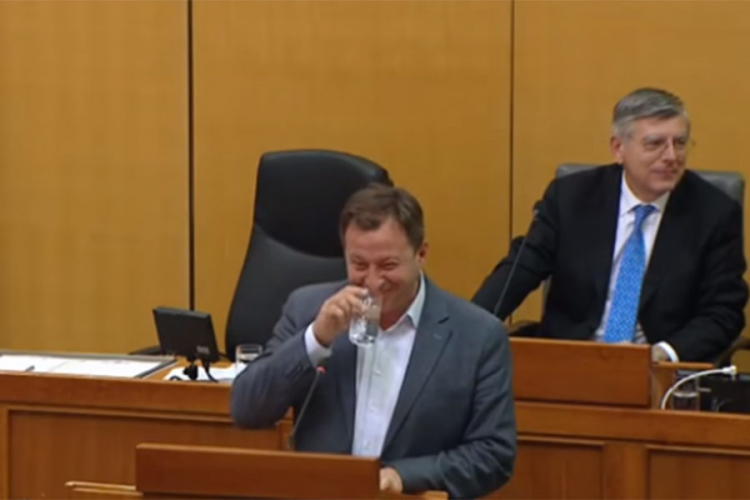 Hrvatski poslanik pričao o bananama pa "umro od smijeha"