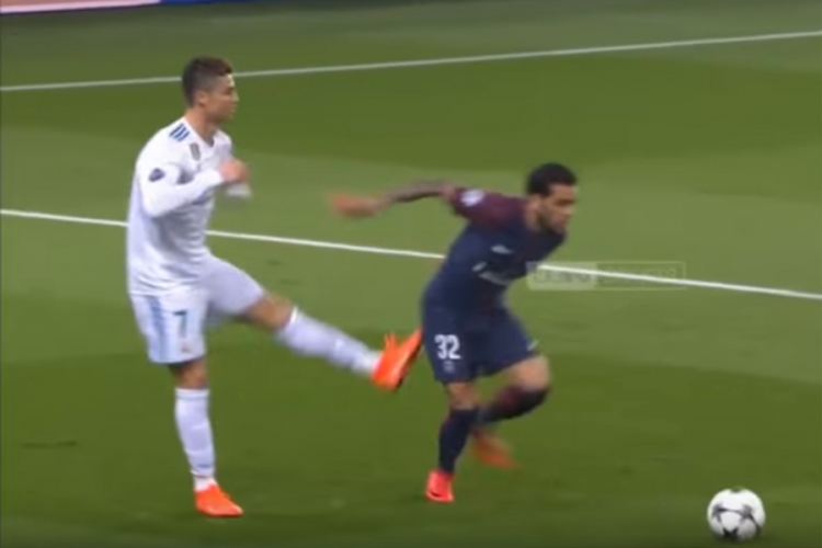 Iznerviran sudijskom odlukom Ronaldo nogom pokušao udariti Alvesa