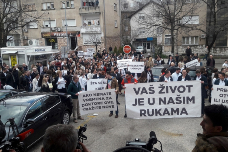 Doktori u Mostaru održali protestnu šetnju