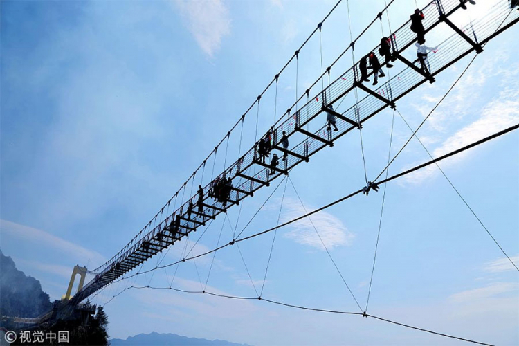 Kinezi otvorili stakleni most dva kilometra iznad zemlje
