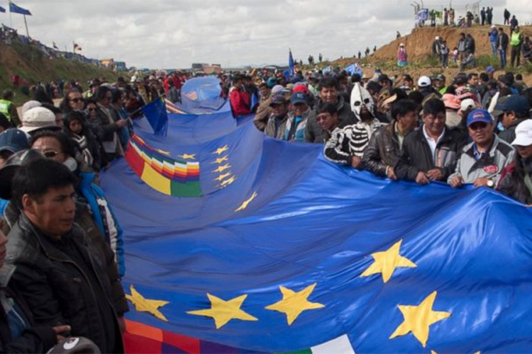 U Boliviji razvučena zastava duga oko 200 kilometara