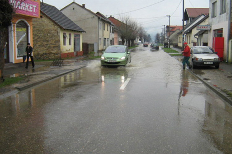 U Kostajnici uvedene vanredne mjere odbrane od poplava