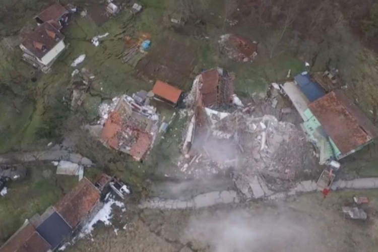 Dramatični snimci iz vazduha: Klizište u Hrvatskoj Kostajnici zatrpalo kuće