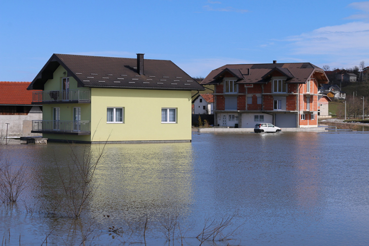 Poplave u Cazinu, građani prijavili štetu na 21 kući