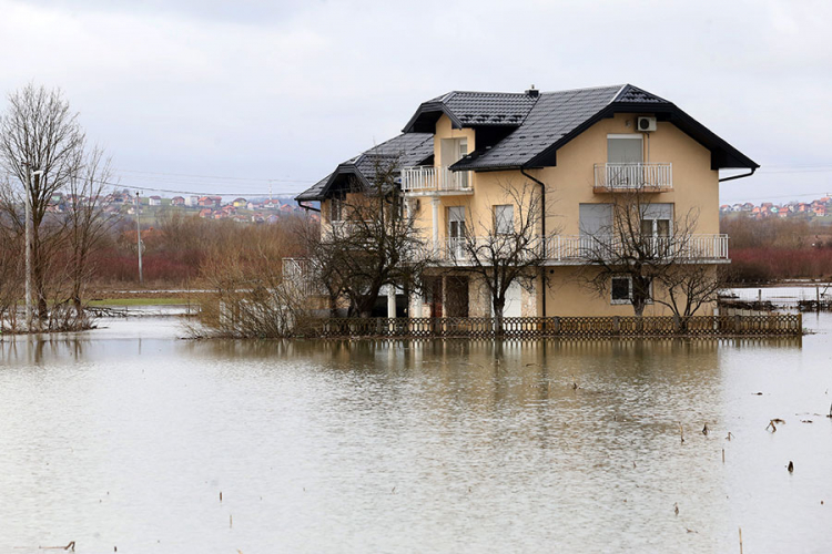 Voda opkolila domaćinstva u Prijedoru, u Kostajnici krenula i klizišta