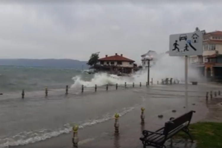 Ohridsko jezero podivljalo, talasi brisali sve pred sobom