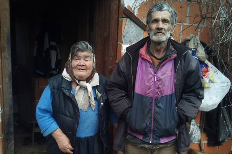 Brat i sestra, povratnici u selo Podovi, žive u kućici punoj štakora