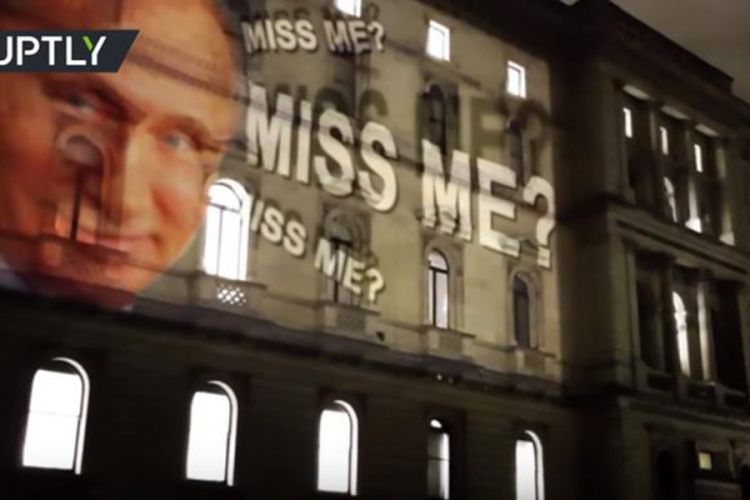 Nasmijani Putin na zgradi britanskog ministarstva: Nedostajao sam vam?
