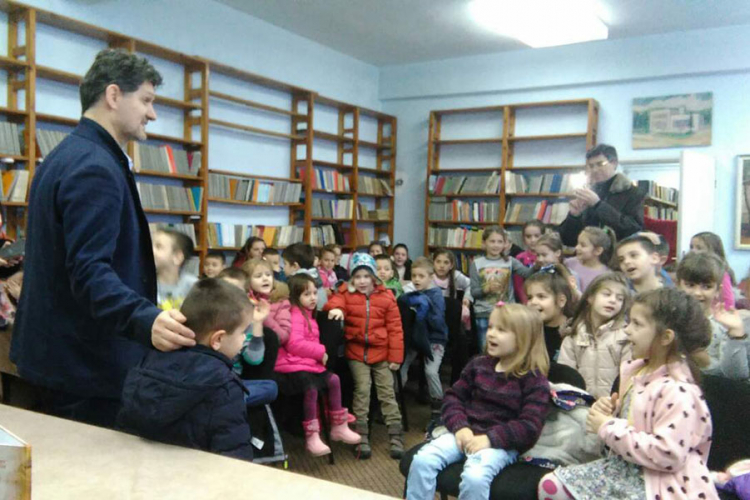 Pjesnik Vid Vukelić sa djecom u kotorvaroškoj biblioteci