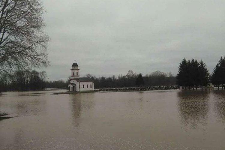 Sava poplavila crkvu i groblje