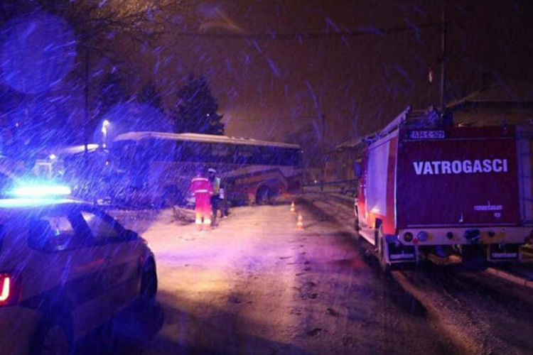 U sudaru autobusa i škode poginula djevojka, vatrogasci pola sata izvlačili tijelo iz auta