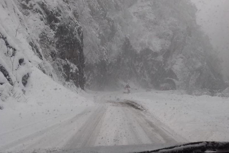 Snježne lavine otežavaju saobraćaj prema Sarajevu