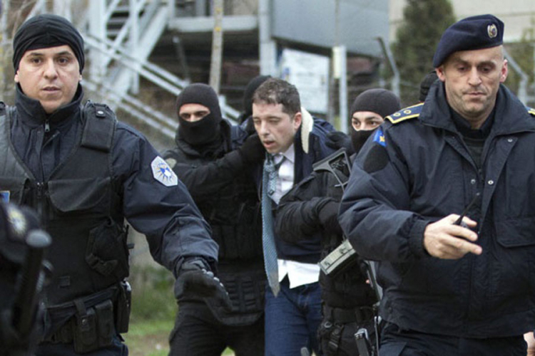Pogledajte kako je uhapšen Marko Đurić: Udarci puškama, lupanje kamera