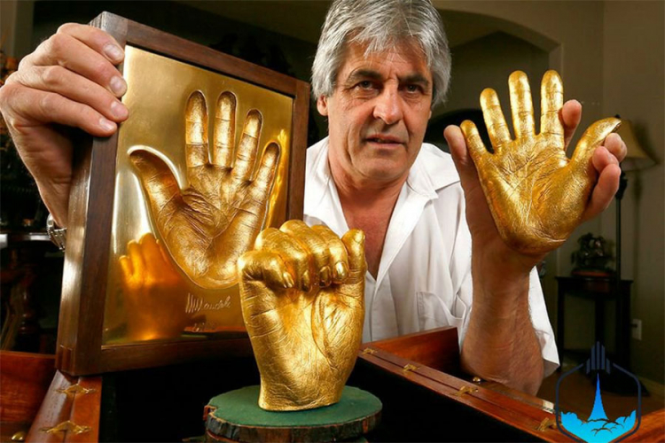 Kopije Mandelinih šaka od zlata prodate za 10 miliona dolara