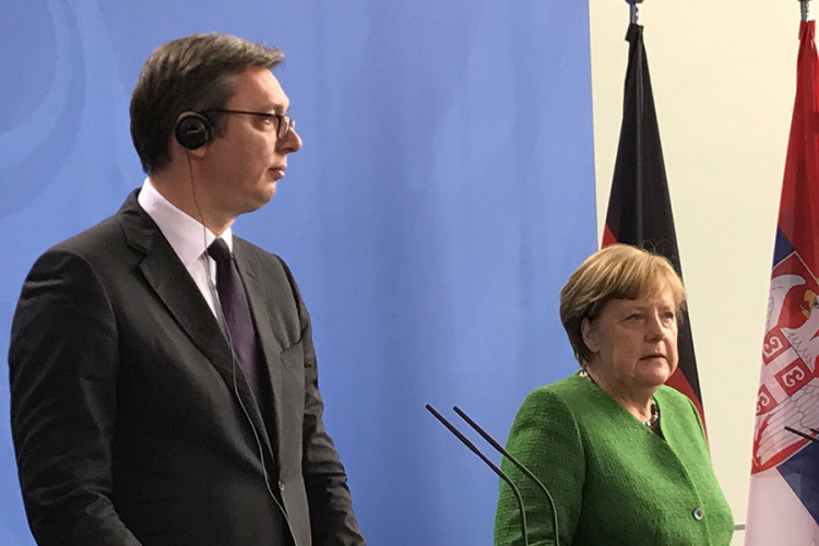 Merkelova Vučiću: Srbija igra ključnu ulogu oko Kosova i BiH