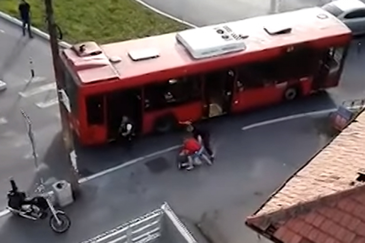 Tuča navijača u autobusu pred "vječiti derbi"