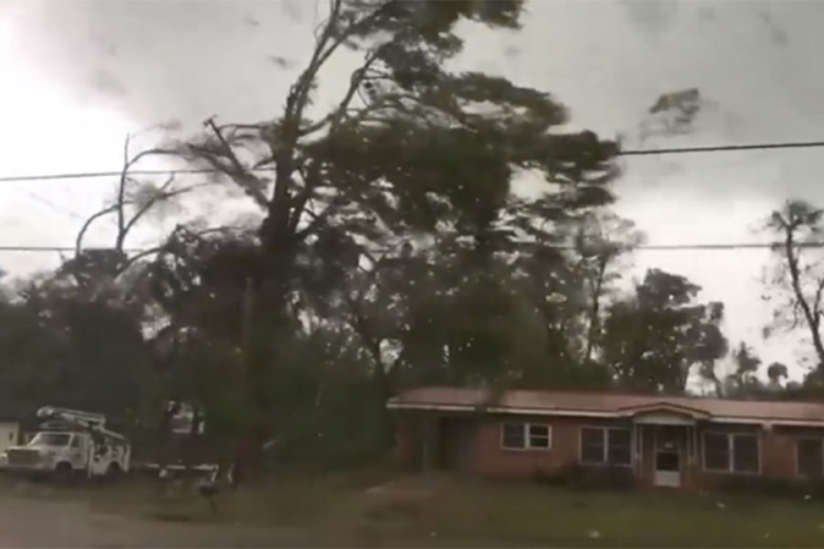 Tornado uhvaćen kamerom: Drvo se lomi poput šibice, lete krovovi