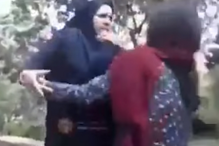 Brutalno postupanje policije zbog "labavog hidžaba"