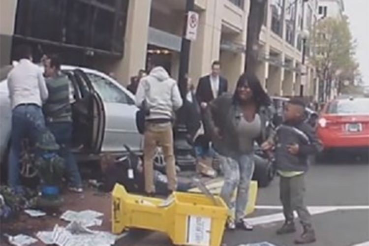 Objavljen snimak nesreće u Vašingtonu: Autom se zabio u pješake