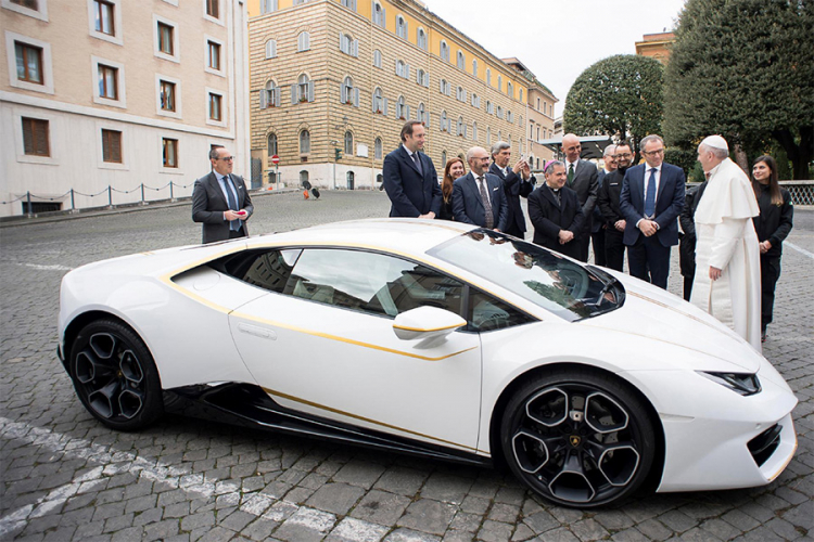 Papa prodaje svoj bijelo zlatni Lamborghini