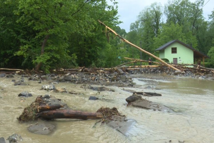 Lokalni potok poplavio selo, 20 domaćinstava pod vodom
