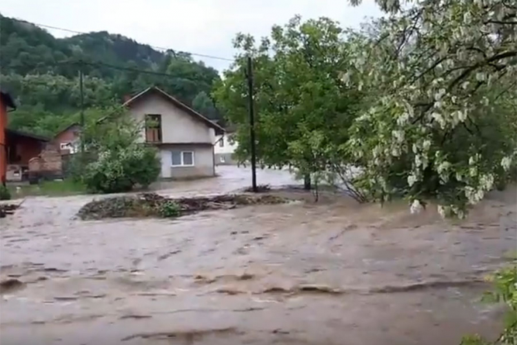 Obilna kiša u BiH: Poplavljene brojne kuće i poljoprivredno zemljište