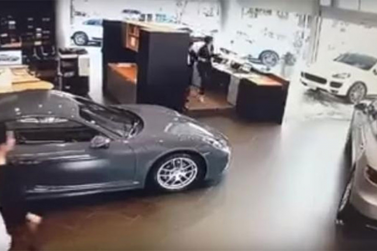Nezadovoljni kupac uleteo SUV-om u salon Porschea