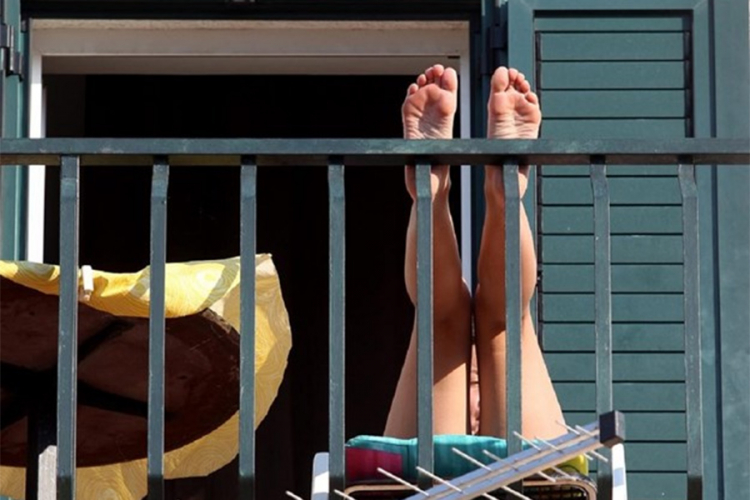 Kazna za sunčanje na balkonu 100 evra